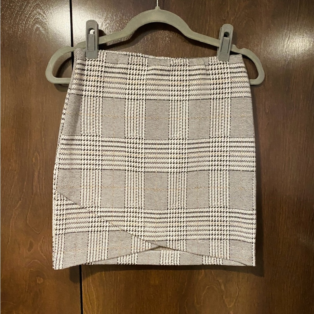 NWOT. SO Black & White Plaid Skirt w/ Tulip Hem